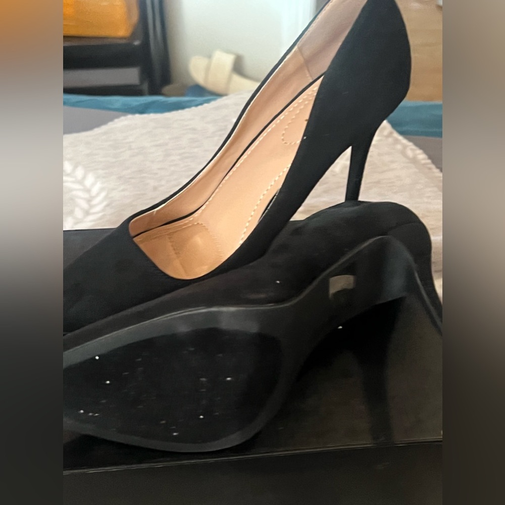 Black suede close toe heel